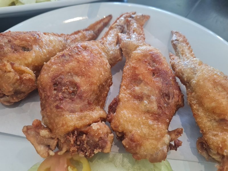 ปีกไก่ยัดไส้ทอดสีเหลืองทองวางเรียงบนจาน