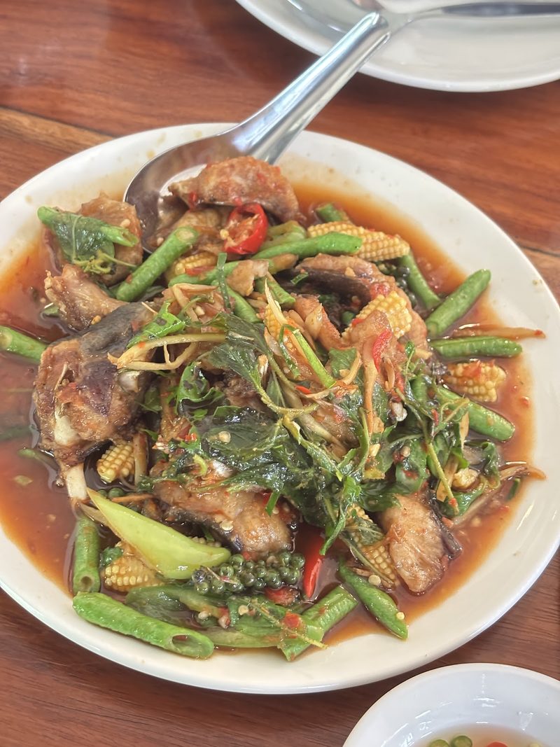 ผัดฉ่าสีแดงใส่พริกไทยอ่อน พริก และสมุนไพรสด